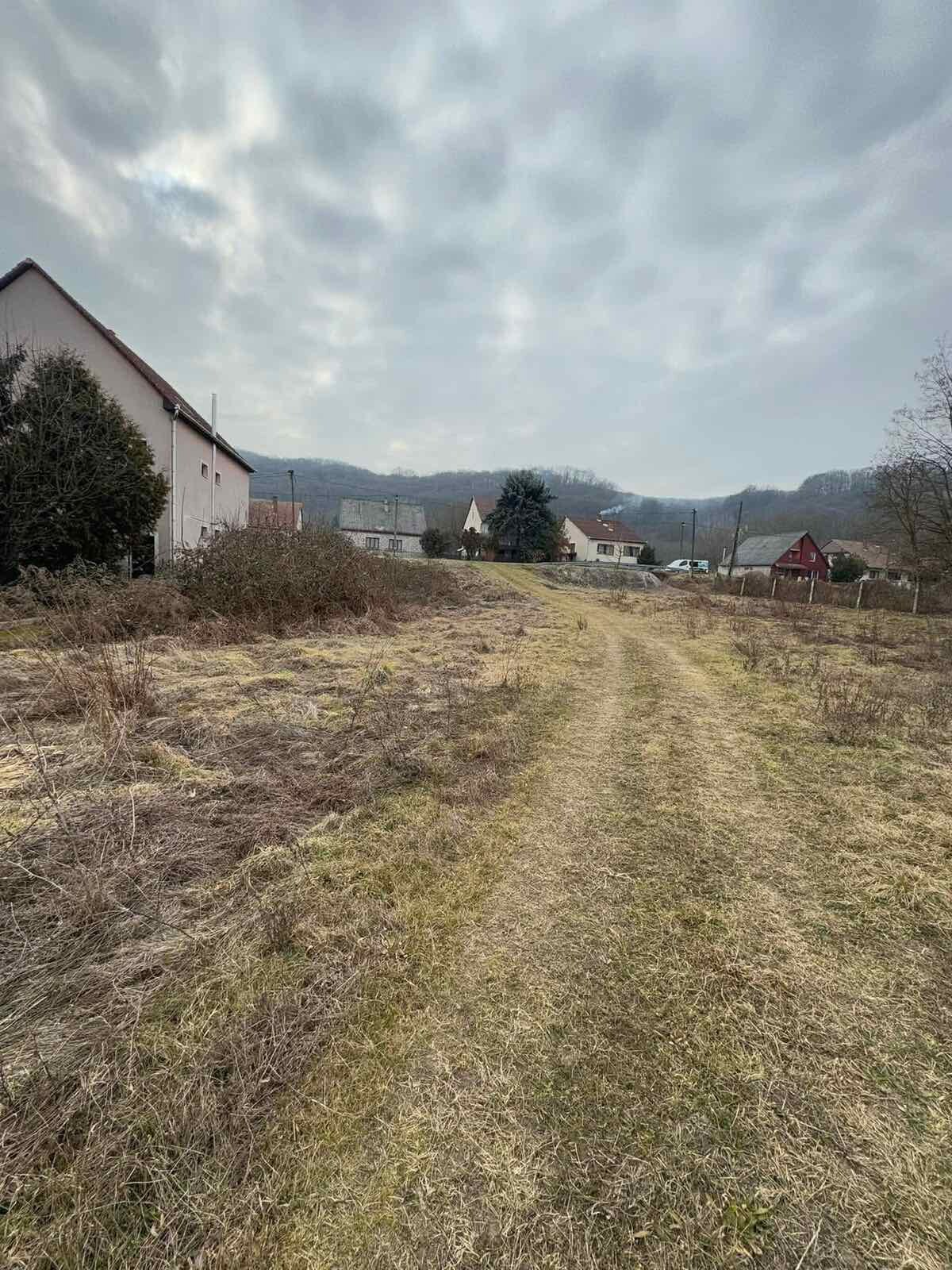 Rovinatý stavebný pozemok 850 m² v obci Hont s IS na hranici — foto 13