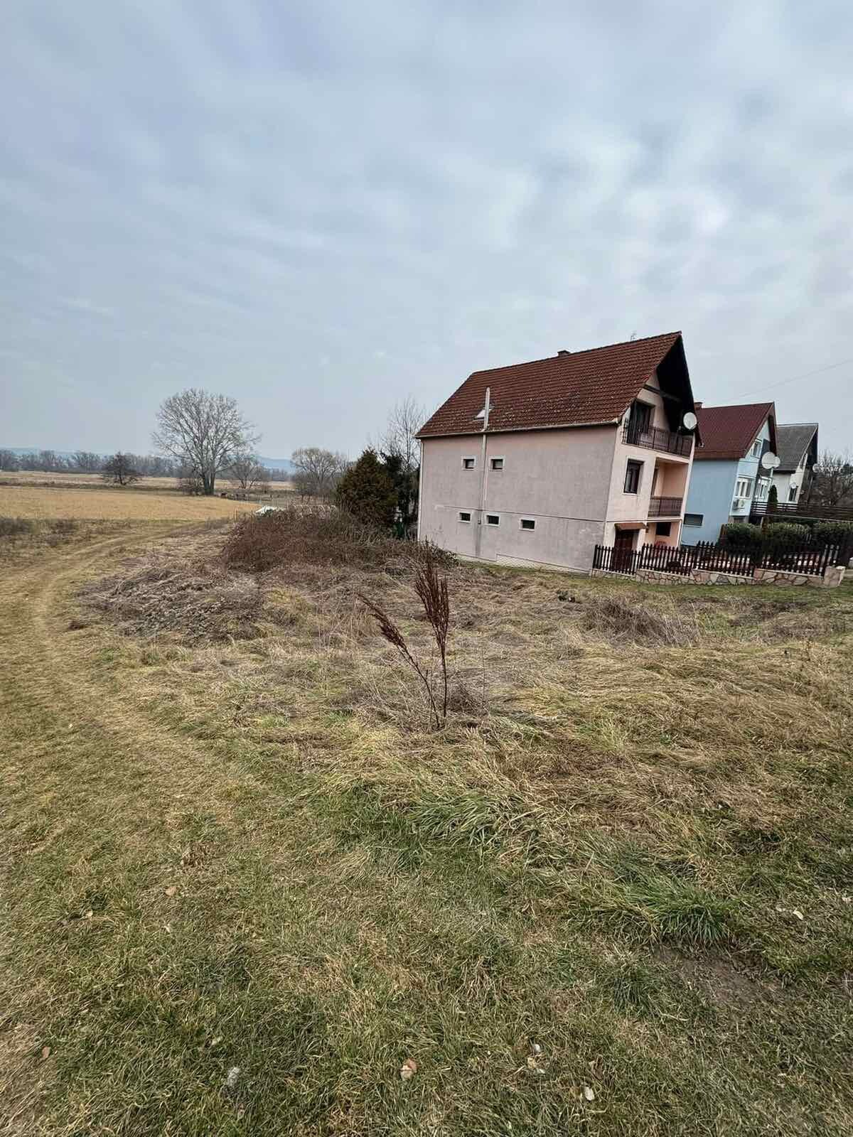 Rovinatý stavebný pozemok 850 m² v obci Hont s IS na hranici — foto 2