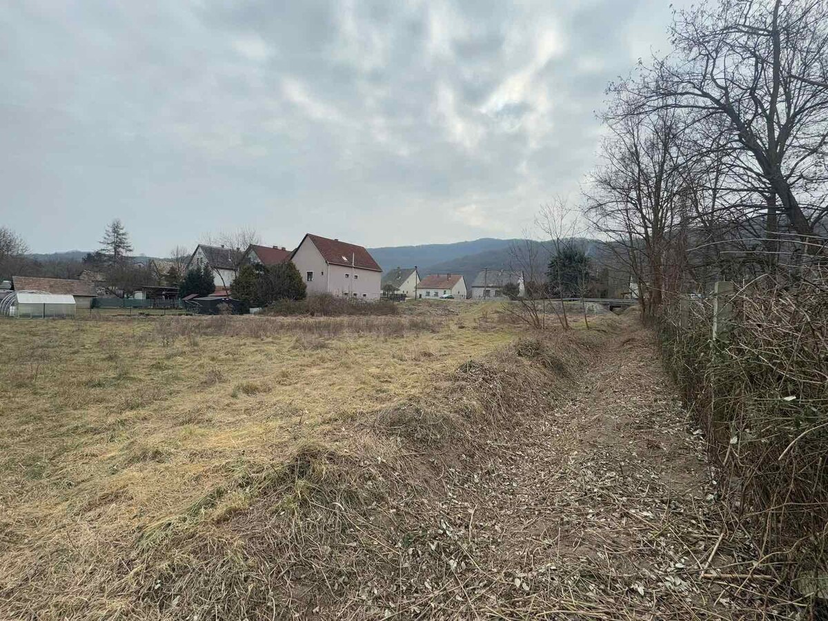 Rovinatý stavebný pozemok 850 m² v obci Hont s IS na hranici — foto 3