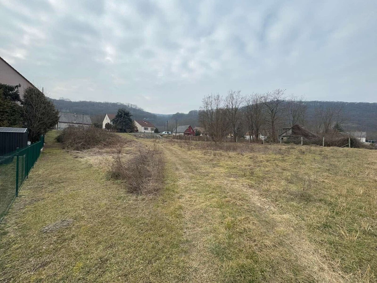 Rovinatý stavebný pozemok 850 m² v obci Hont s IS na hranici — foto 4