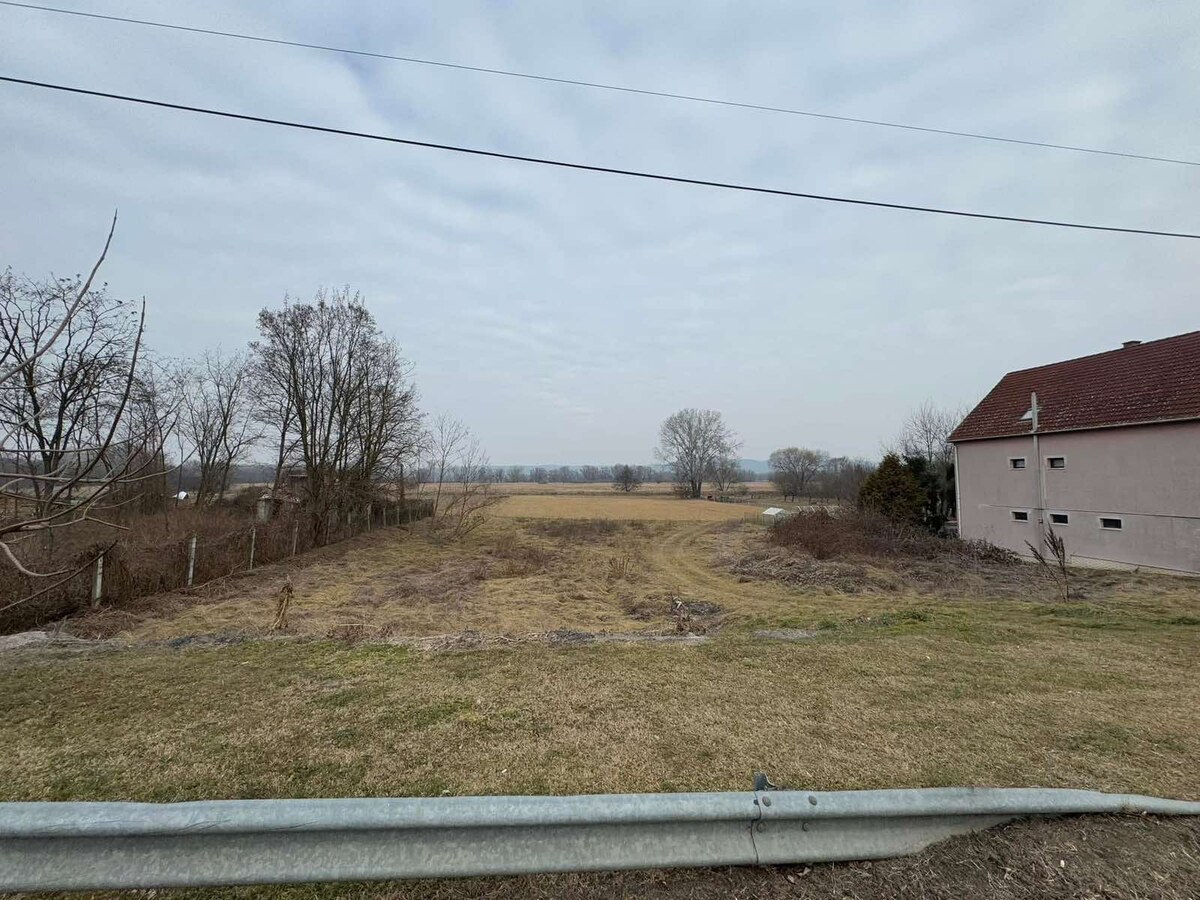 Rovinatý stavebný pozemok 850 m² v obci Hont s IS na hranici — foto 5