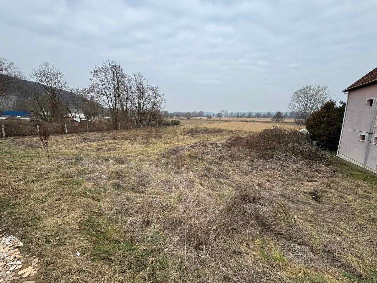 Rovinatý stavebný pozemok 850 m² v obci Hont s IS na hranici — foto 7