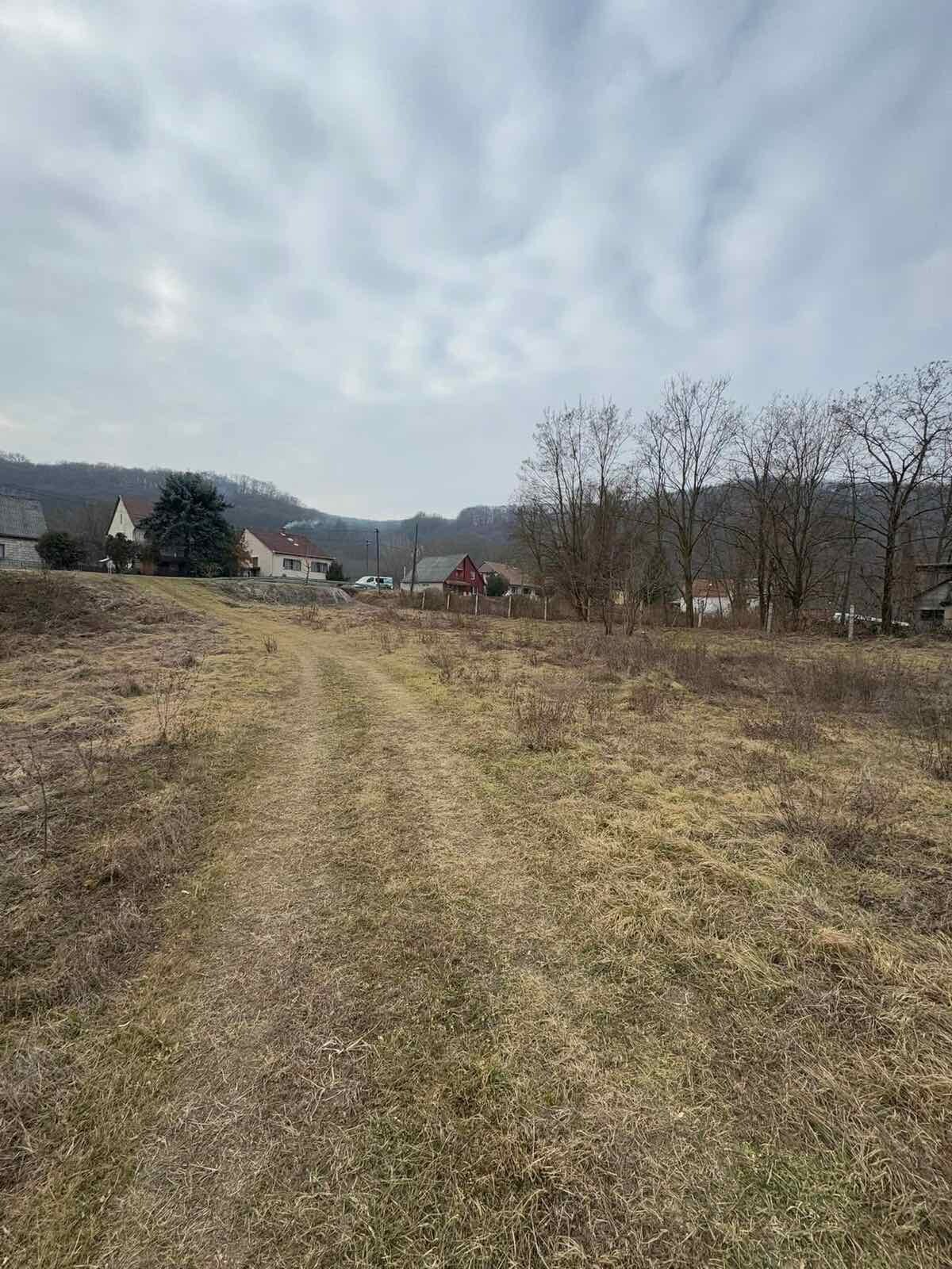 Rovinatý stavebný pozemok 850 m² v obci Hont s IS na hranici — foto 8