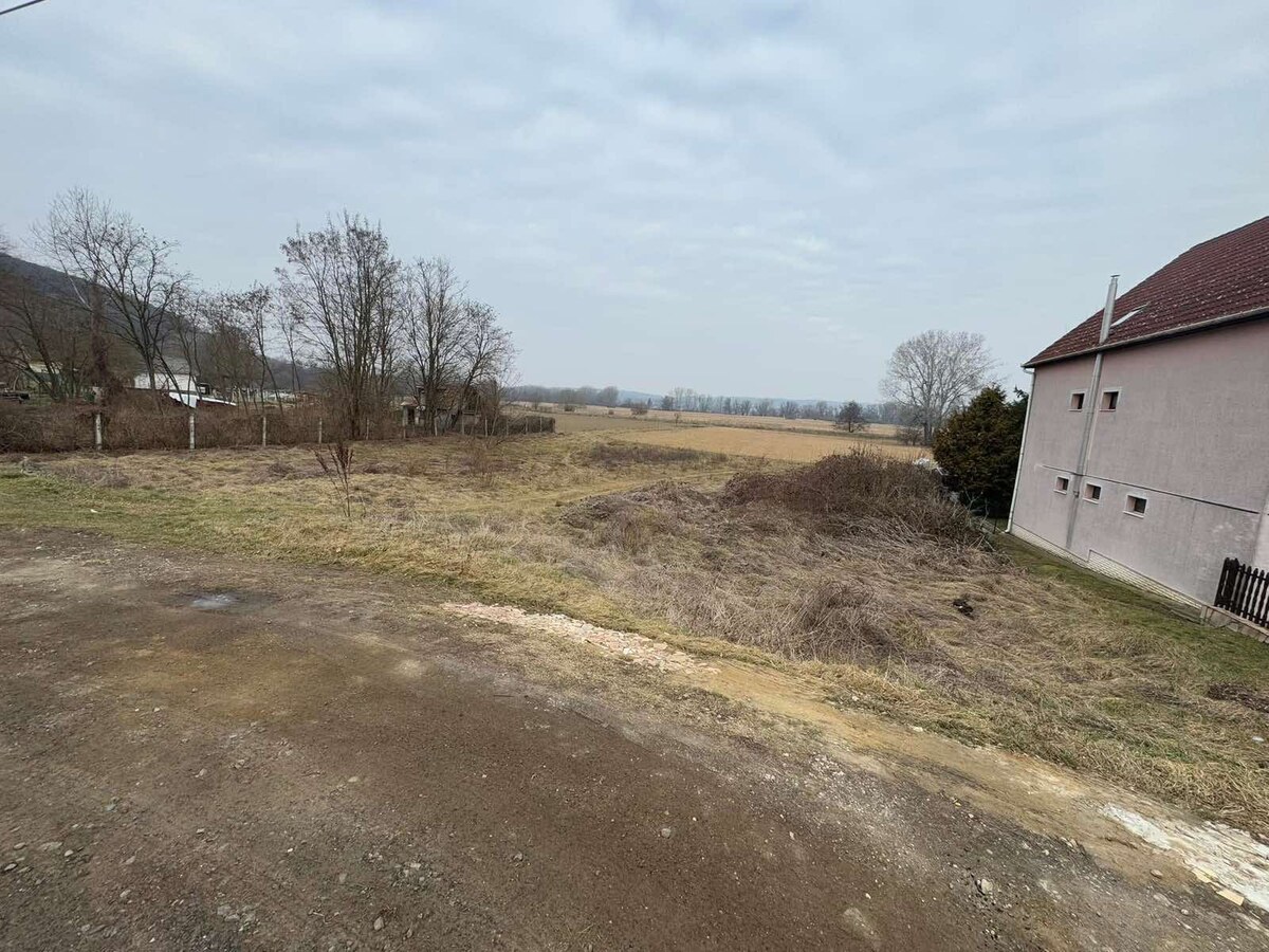 Rovinatý stavebný pozemok 850 m² v obci Hont s IS na hranici — foto 9