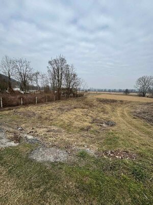 Rovinatý stavebný pozemok 850 m² v obci Hont s IS na hranici — foto 1