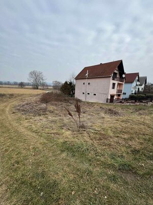Rovinatý stavebný pozemok 850 m² v obci Hont s IS na hranici — foto 2