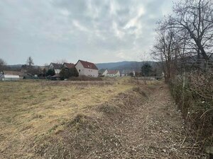 Rovinatý stavebný pozemok 850 m² v obci Hont s IS na hranici — foto 3