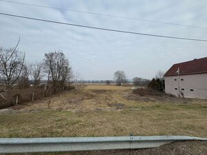 Rovinatý stavebný pozemok 850 m² v obci Hont s IS na hranici — foto 5