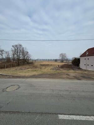 Rovinatý stavebný pozemok 850 m² v obci Hont s IS na hranici — foto 6