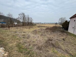 Rovinatý stavebný pozemok 850 m² v obci Hont s IS na hranici — foto 7
