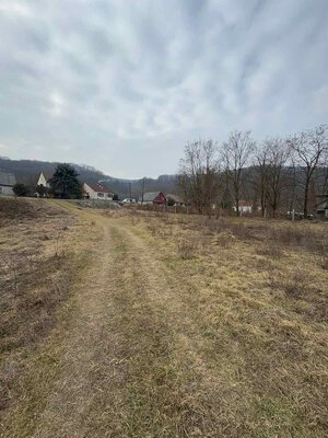 Rovinatý stavebný pozemok 850 m² v obci Hont s IS na hranici — foto 8