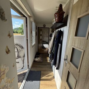 Uniknite z mesta do ticha s  bazénom garážou, mobilným domom. — foto 12