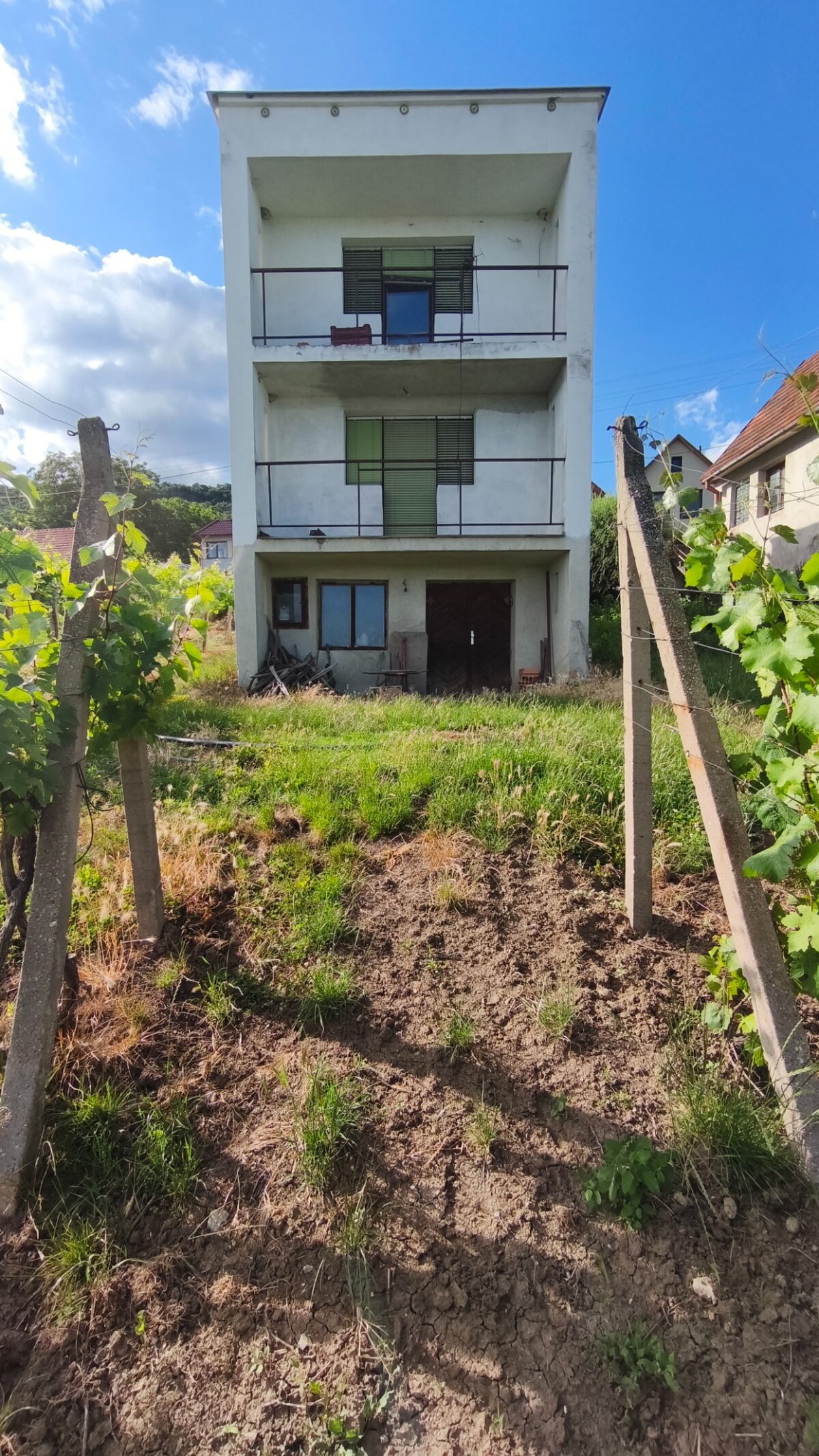3-podlažný vínny domček s vinicou v obci Vinica, okr. V. Krtíš. — foto 2