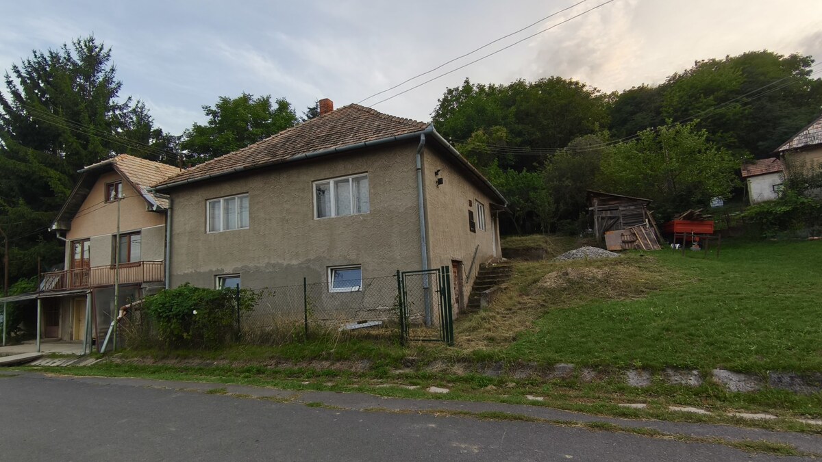 Vidiecky dom v obci Olováry v okrese Veľký Krtíš. — foto 2
