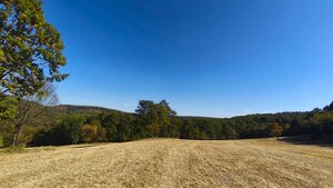 Rozľahlý pozemok (17 041 m²) v malebnej obci Hrušov, okr. V. Krtíš. — foto 3
