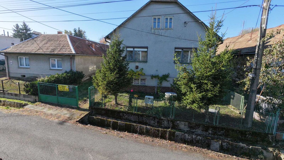 HĽADÁTE POKOJ, VEĽKÚ ZÁHRADU A PRAVÚ DEDINSKÚ POHODU?