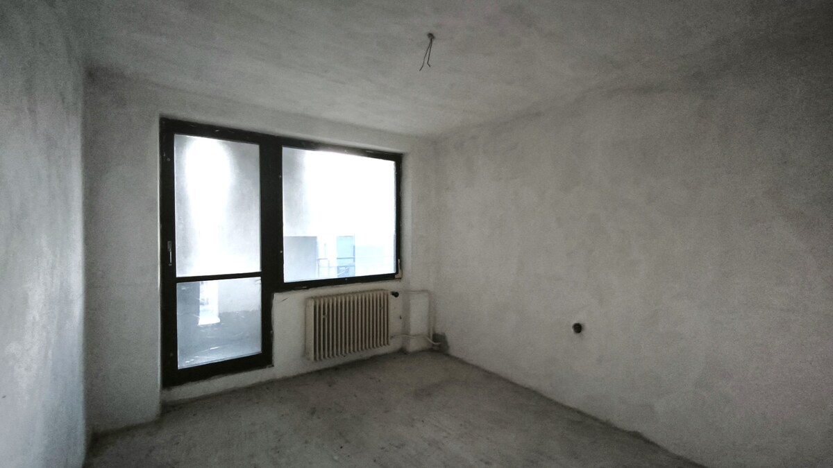 Priestranný 3-podlažný objekt (408 m²) s garážou a 3 balkónmi v obci Č — foto 10