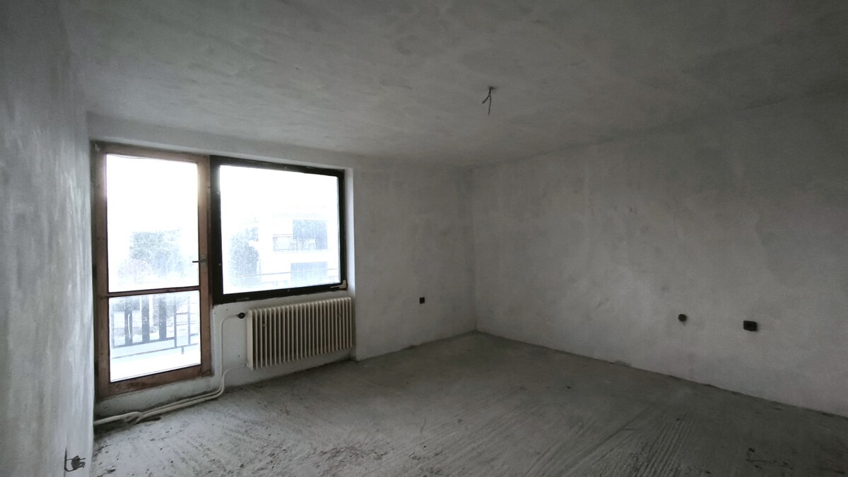Priestranný 3-podlažný objekt (408 m²) s garážou a 3 balkónmi v obci Č — foto 11
