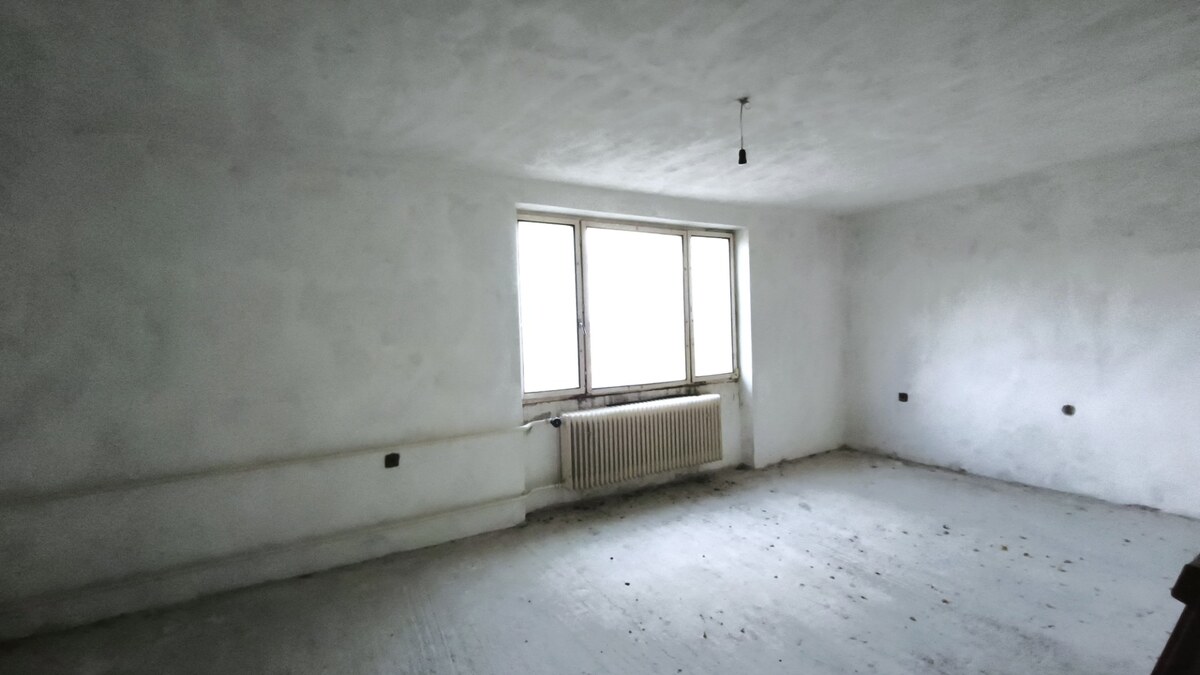 Priestranný 3-podlažný objekt (408 m²) s garážou a 3 balkónmi v obci Č — foto 12