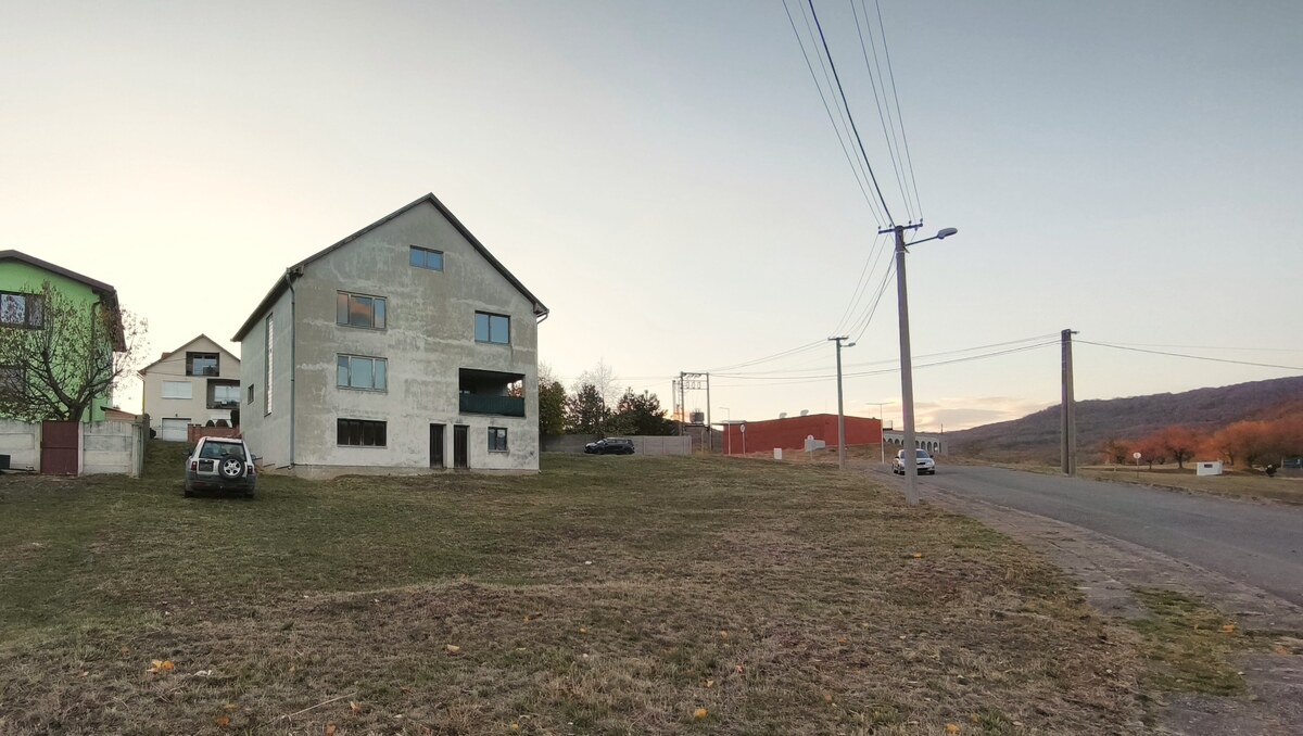 Priestranný 3-podlažný objekt (408 m²) s garážou a 3 balkónmi v obci Č — foto 4