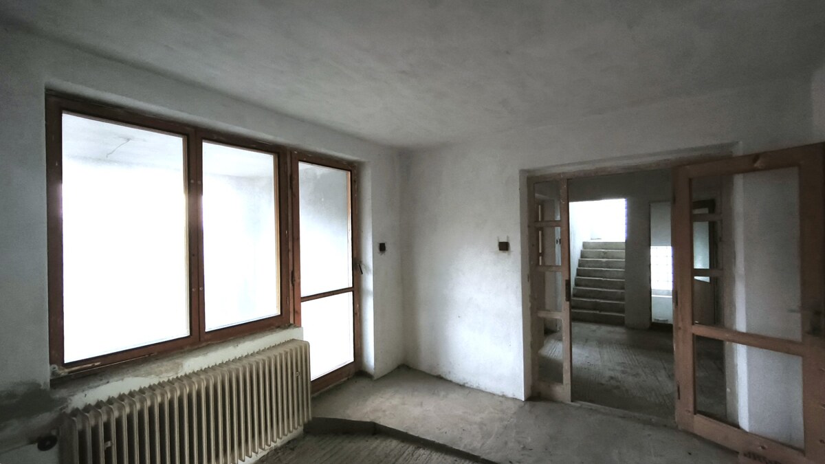 Priestranný 3-podlažný objekt (408 m²) s garážou a 3 balkónmi v obci Č — foto 6