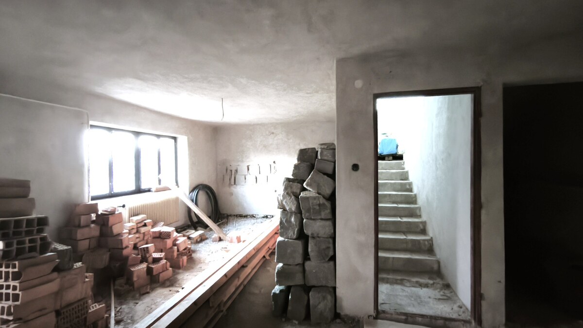 Priestranný 3-podlažný objekt (408 m²) s garážou a 3 balkónmi v obci Č — foto 8