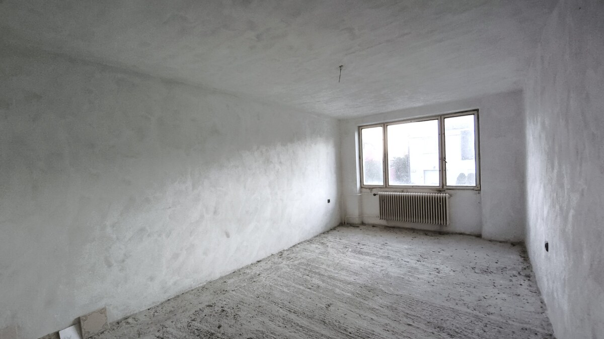 Priestranný 3-podlažný objekt (408 m²) s garážou a 3 balkónmi v obci Č — foto 9
