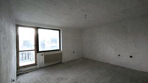 Priestranný 3-podlažný objekt (408 m²) s garážou a 3 balkónmi v obci Č — foto 11