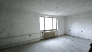 Priestranný 3-podlažný objekt (408 m²) s garážou a 3 balkónmi v obci Č — foto 12