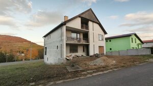 Priestranný 3-podlažný objekt (408 m²) s garážou a 3 balkónmi v obci Č — foto 2