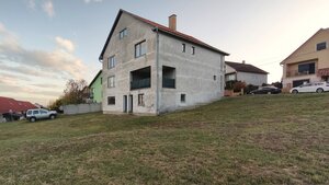 Priestranný 3-podlažný objekt (408 m²) s garážou a 3 balkónmi v obci Č — foto 3