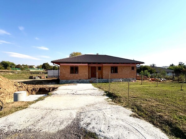 Na predaj novostavba 5-izbového bungalovu neďaleko Nitry