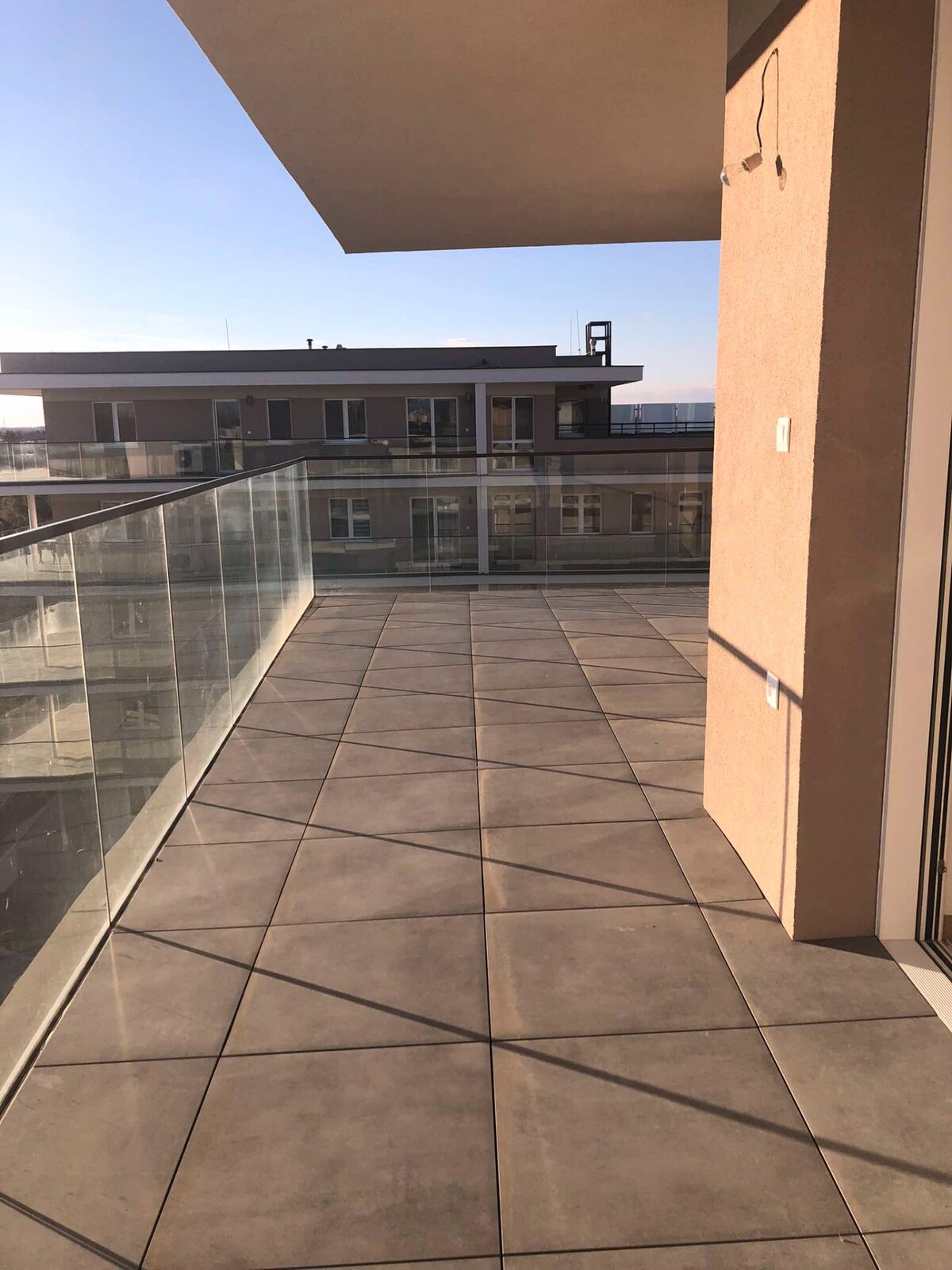 Na predaj krásny a štýlový 3-izbový penthouse v Nových Zámkoch — foto 13