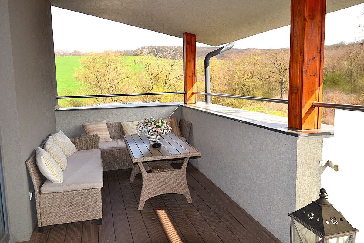 Na predaj apartmán s veľkou terasou Podhájská.