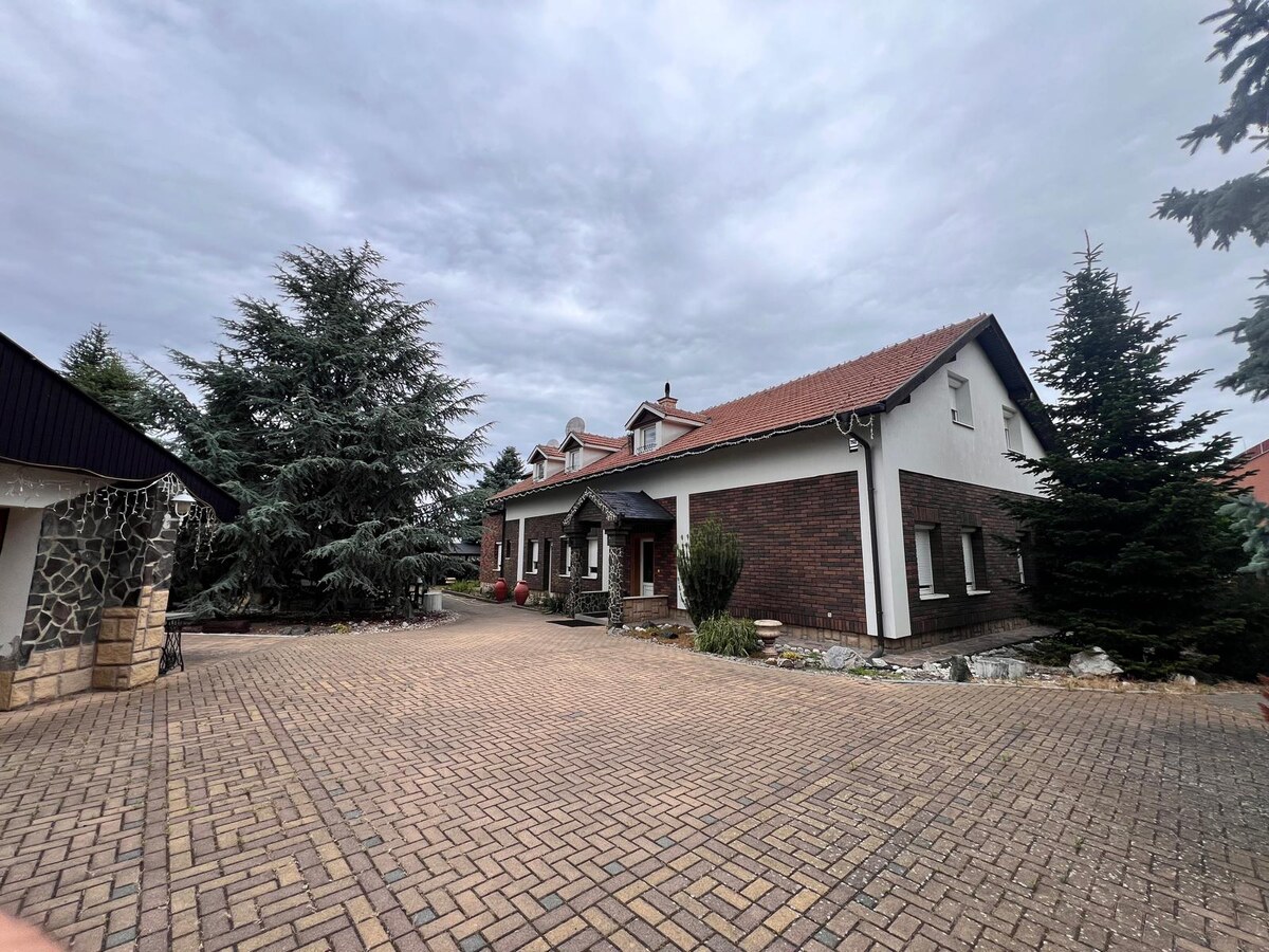 Výnimočná 9-izbová nehnuteľnosť s veľkým pozemkom – ideálna na podnika — foto 2