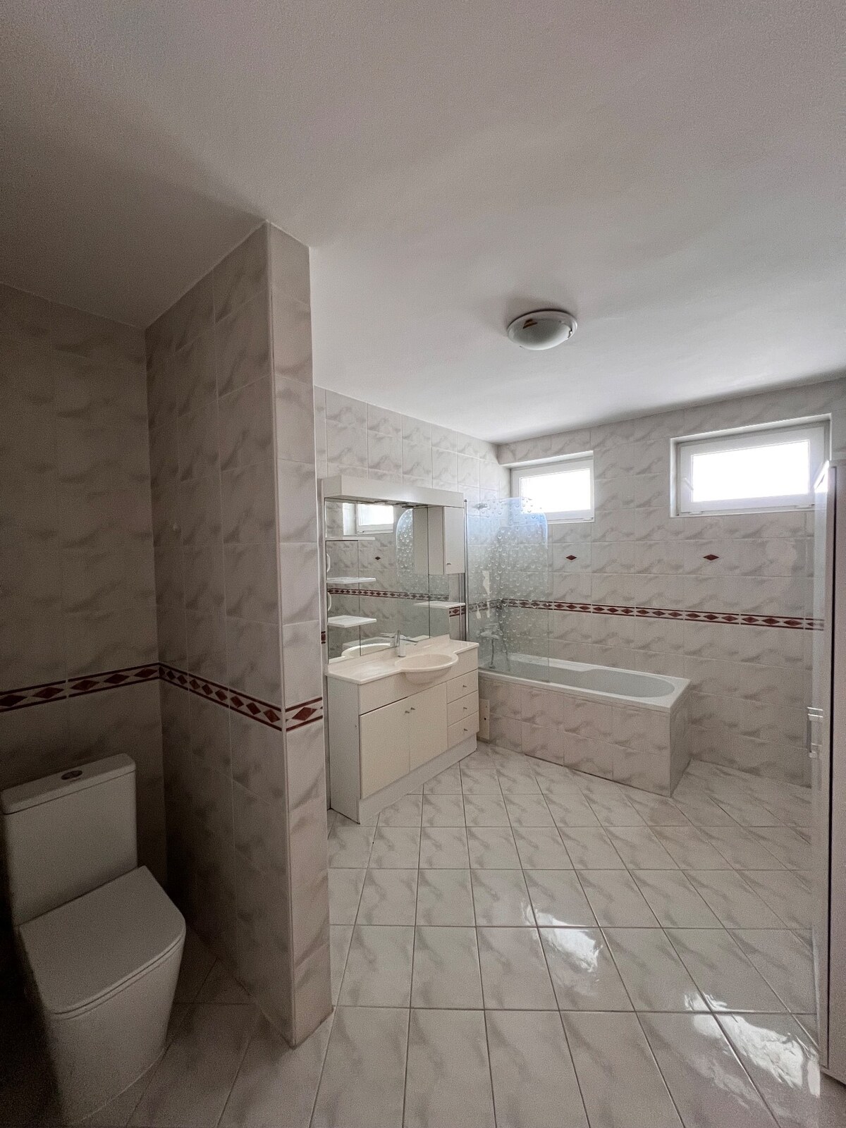 Veľký rodinný dom v Tlmačoch, bývajte vo veľkom alebo prenajímajte — foto 10
