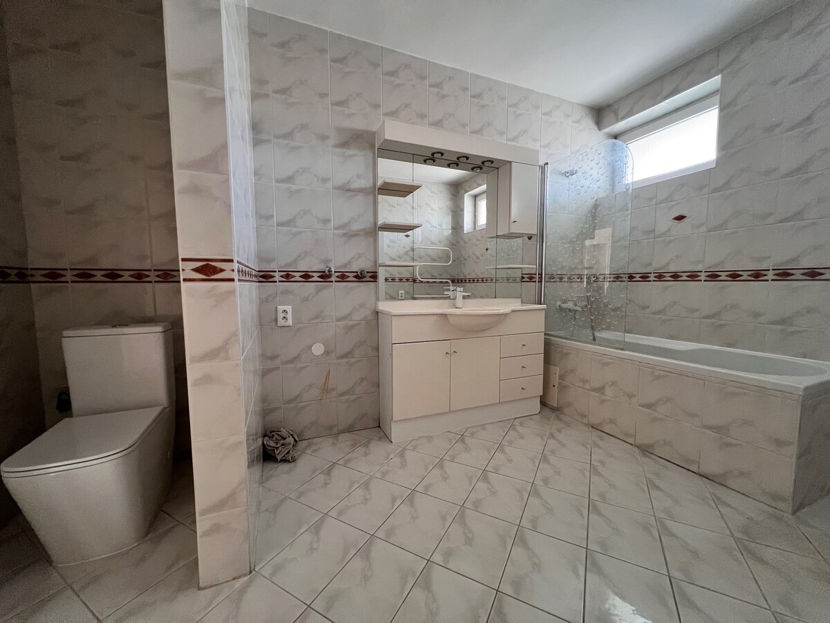 Veľký rodinný dom v Tlmačoch, bývajte vo veľkom alebo prenajímajte — foto 12