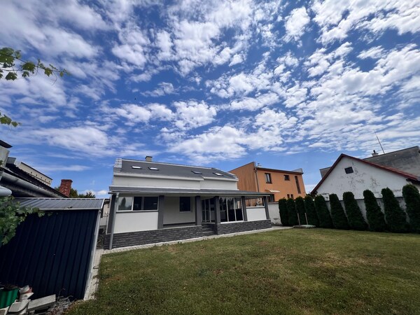 Veľký rodinný dom v Tlmačoch, bývajte vo veľkom alebo prenajímajte