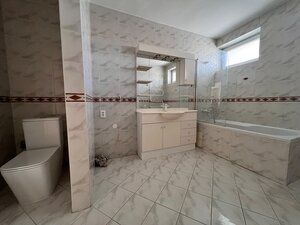 Veľký rodinný dom v Tlmačoch, bývajte vo veľkom alebo prenajímajte — foto 12