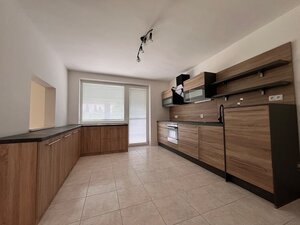 Veľký rodinný dom v Tlmačoch, bývajte vo veľkom alebo prenajímajte — foto 4