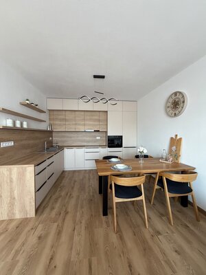 PRENÁJOM - 2-izbový luxusný byt s balkónom a parkovaním, Pivovarská ul — foto 1