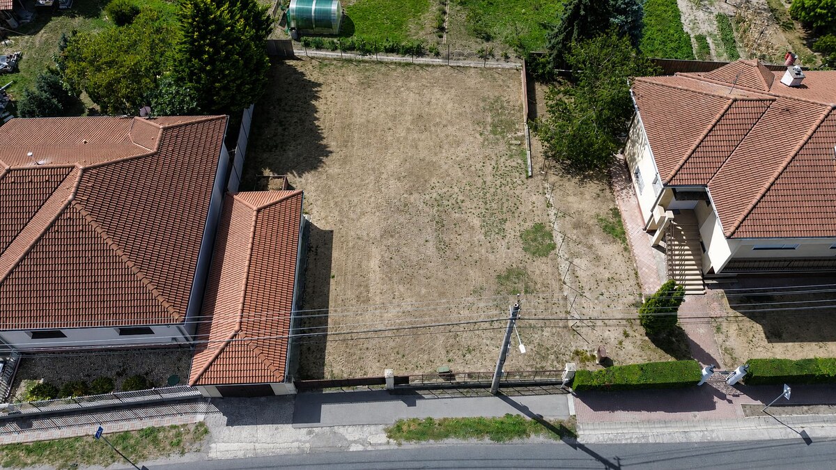 PREDAJ – rovinatý pozemok s garážou a vypracovaným projektom - Vlčany — foto 2