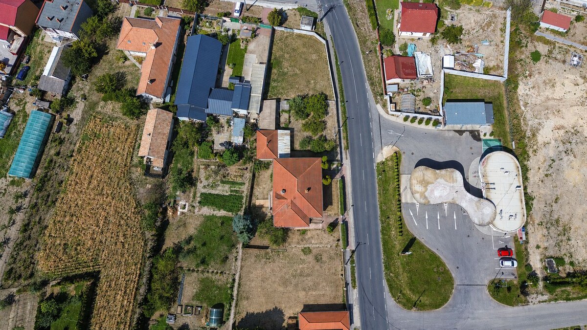 PREDAJ – rovinatý pozemok s garážou a vypracovaným projektom - Vlčany — foto 4