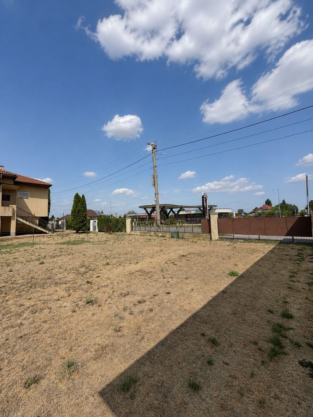 PREDAJ – rovinatý pozemok s garážou a vypracovaným projektom - Vlčany — foto 7
