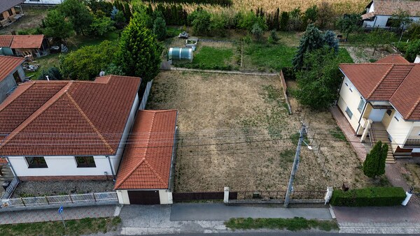 PREDAJ – rovinatý pozemok s garážou a vypracovaným projektom - Vlčany