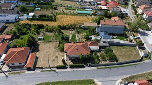 PREDAJ – rovinatý pozemok s garážou a vypracovaným projektom - Vlčany — foto 3