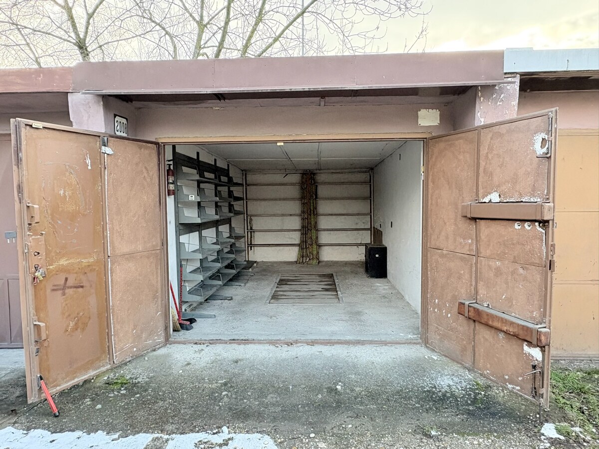 PREDAJ – Garáž na predaj v meste Galanta za kaštieľom — foto 3