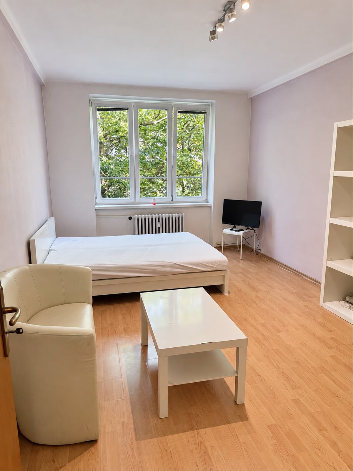 PREDAJ - 1-izbový byt s balkónom do zelene, Bukureštská – Staré Mesto — foto 4