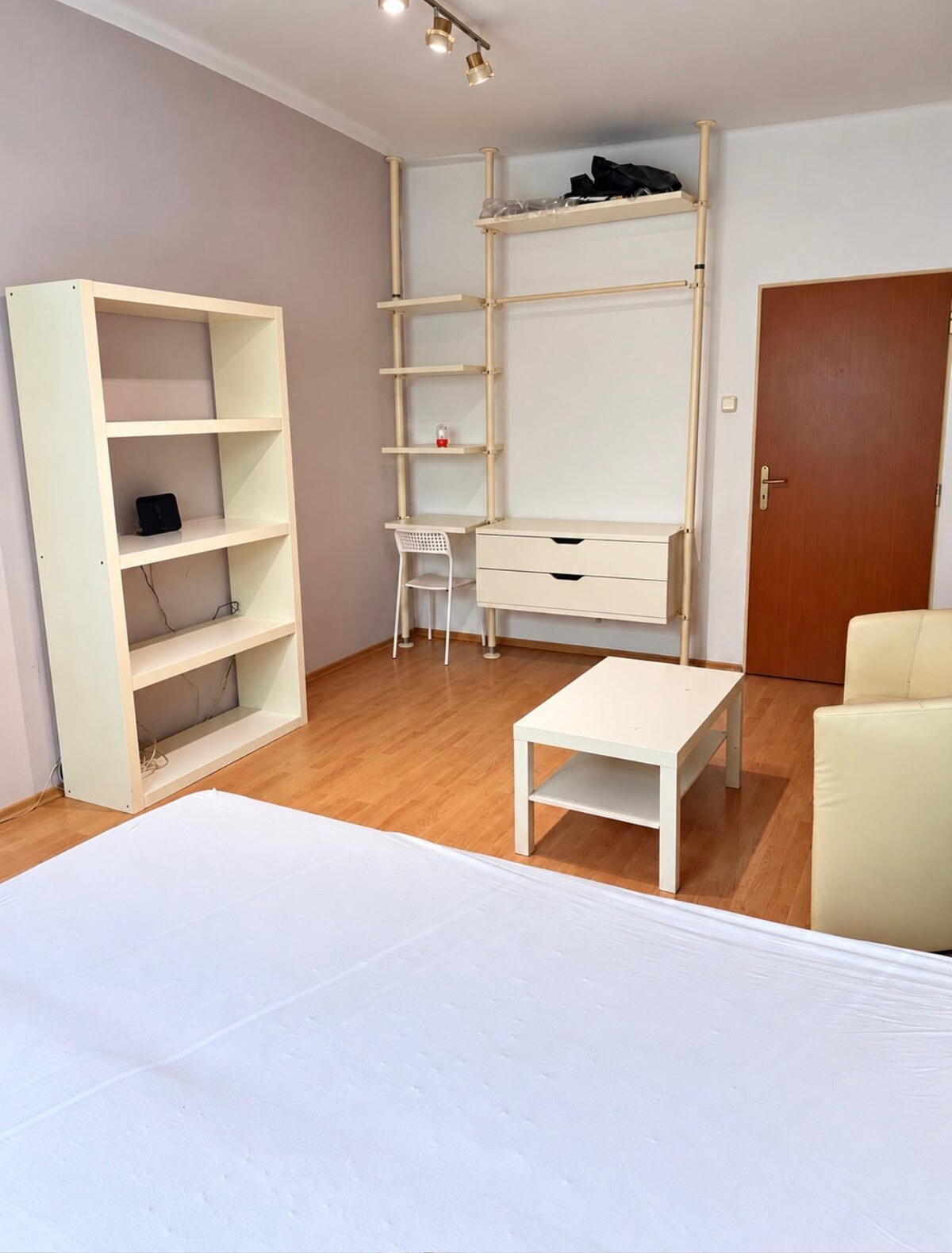 PREDAJ - 1-izbový byt s balkónom do zelene, Bukureštská – Staré Mesto — foto 5