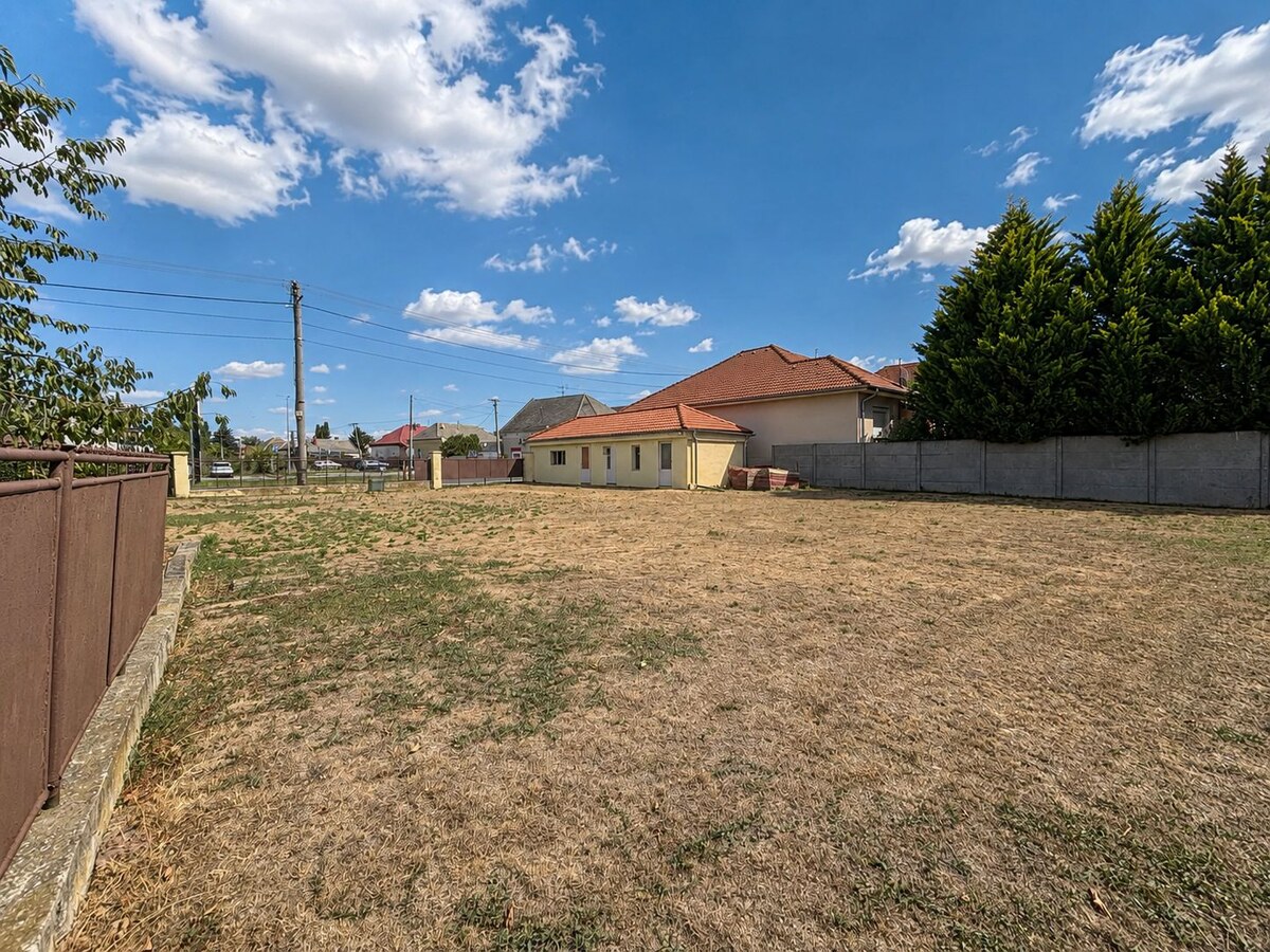 PREDAJ – rovinatý pozemok s garážou a vypracovaným projektom - Vlčany — foto 8